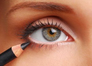 Summer Makeup Tips-Cosmetic pencil.