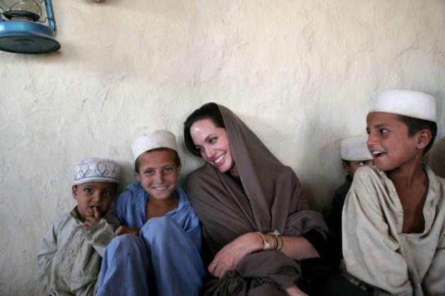 angelina jolie wearing shalwar kameez - salwar kameez and playing with childerns