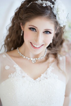 Western pretty white dress bride - bridal makeup tip