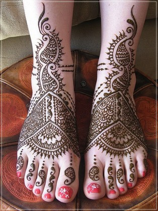 Stylish heavy Mehendi Designs for feets for this Eid