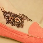 Stylish Light and Heavy Mehendi Designs for feet for this Eid