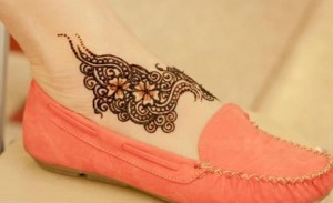 Stylish Light and Heavy Mehendi Designs for feet for this Eid