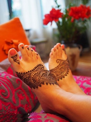 Best Stylish Designs - Light and heavy designs for hands and feet for this eid