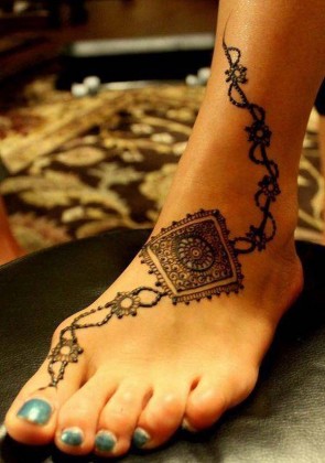 Stylish Light and Heavy Mehendi Designs for foot for this Eid