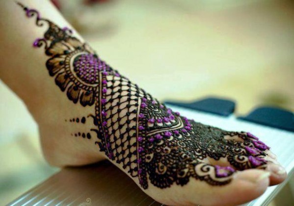 Stylish heavy Mehendi Designs for feets for this Eid