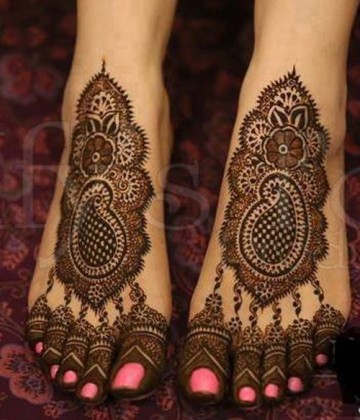 Stylish heavy Mehendi Designs for feets for this Eid