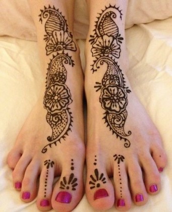 Stylish Light and Heavy Mehendi Designs for foot for this Eid