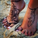 Stylish Light and Heavy Mehendi Designs for foot for this Eid