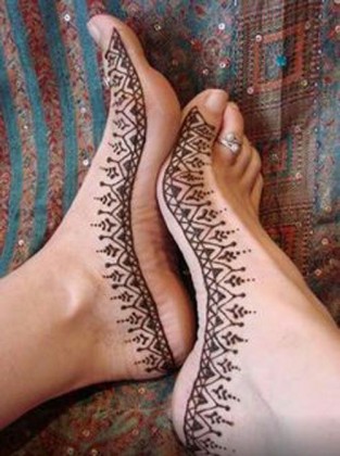 Stylish Light and Heavy Mehendi Designs for feet for this Eid