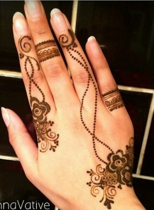 Stylish Light Mehendi Designs for hands for this Eid