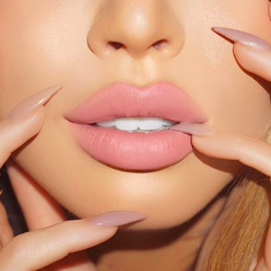 GET ATTRACTIVE LIPS NATURALLY.