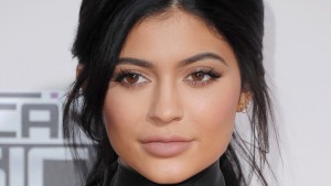 GET ATTRACTIVE LIPS NATURALLY.